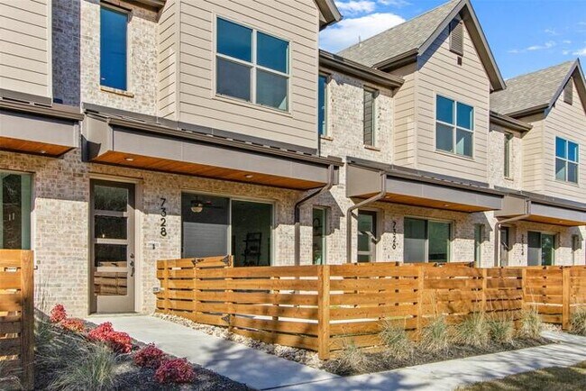 Building Photo - Upgraded Mira Lagos townhome with EV Charger and 2 car garage