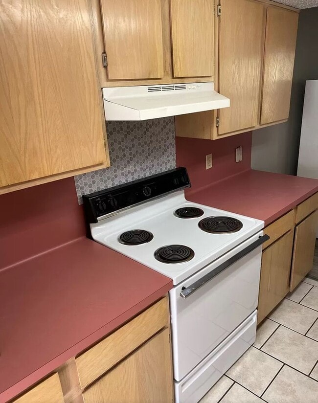 Building Photo - 2 Bedroom / 1.5 Bathroom Townhouse w/ Fenc...