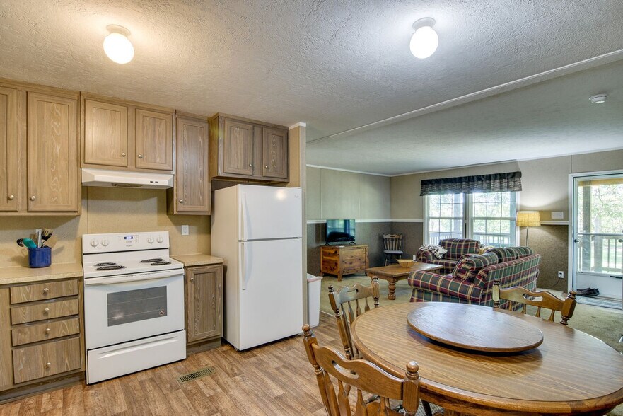 Building Photo - 499 Woods Ln