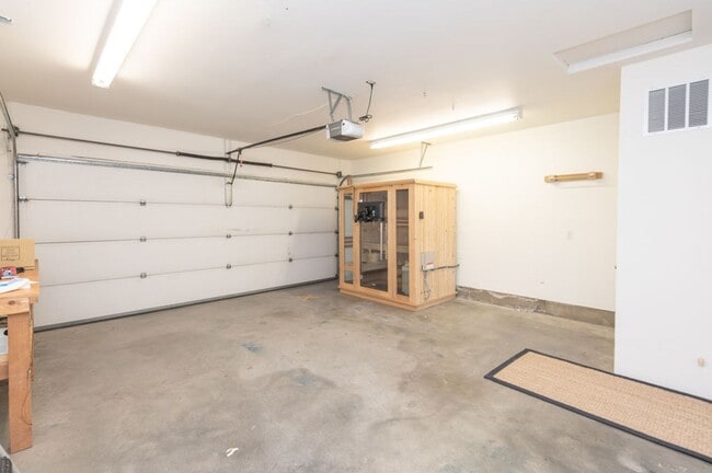 Building Photo - Quintessential Bend Living - 3 Bed | 2 Bat...