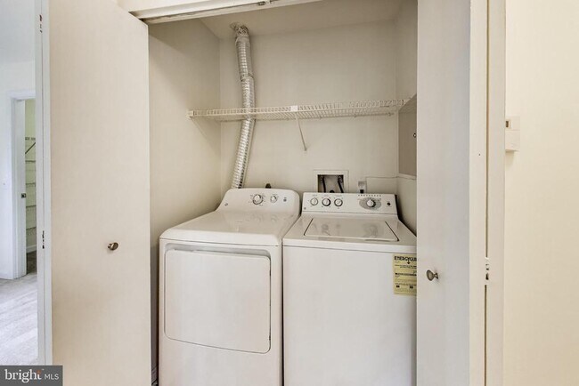 Building Photo - 18310 Streamside Dr