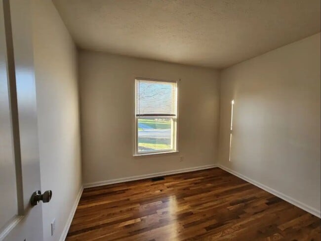 Building Photo - A cozy 3 bedroom, one bathroom house!