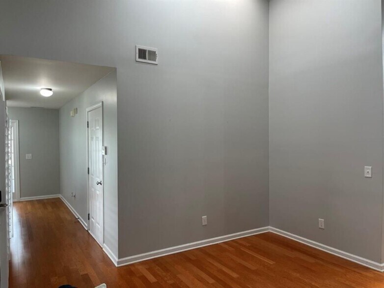 Building Photo - 2335 Gateview Ct