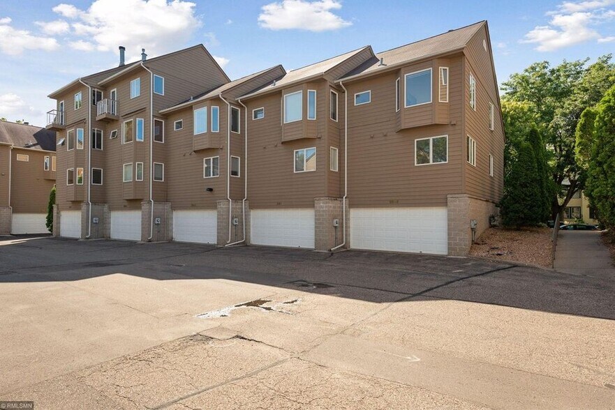 End-unit townhome with 2-car attached garage - 2838 Kenwood Isles Dr