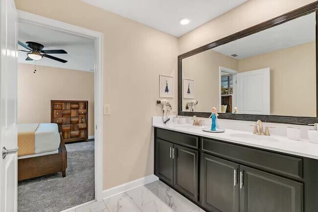 Building Photo - 9016 Sommerset Hills Dr