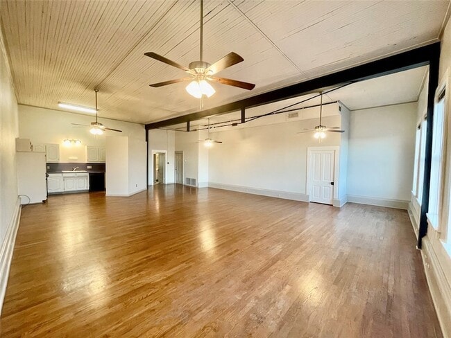 Building Photo - 105 W Hickory St