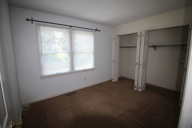 Building Photo - 173 Carriage Ct