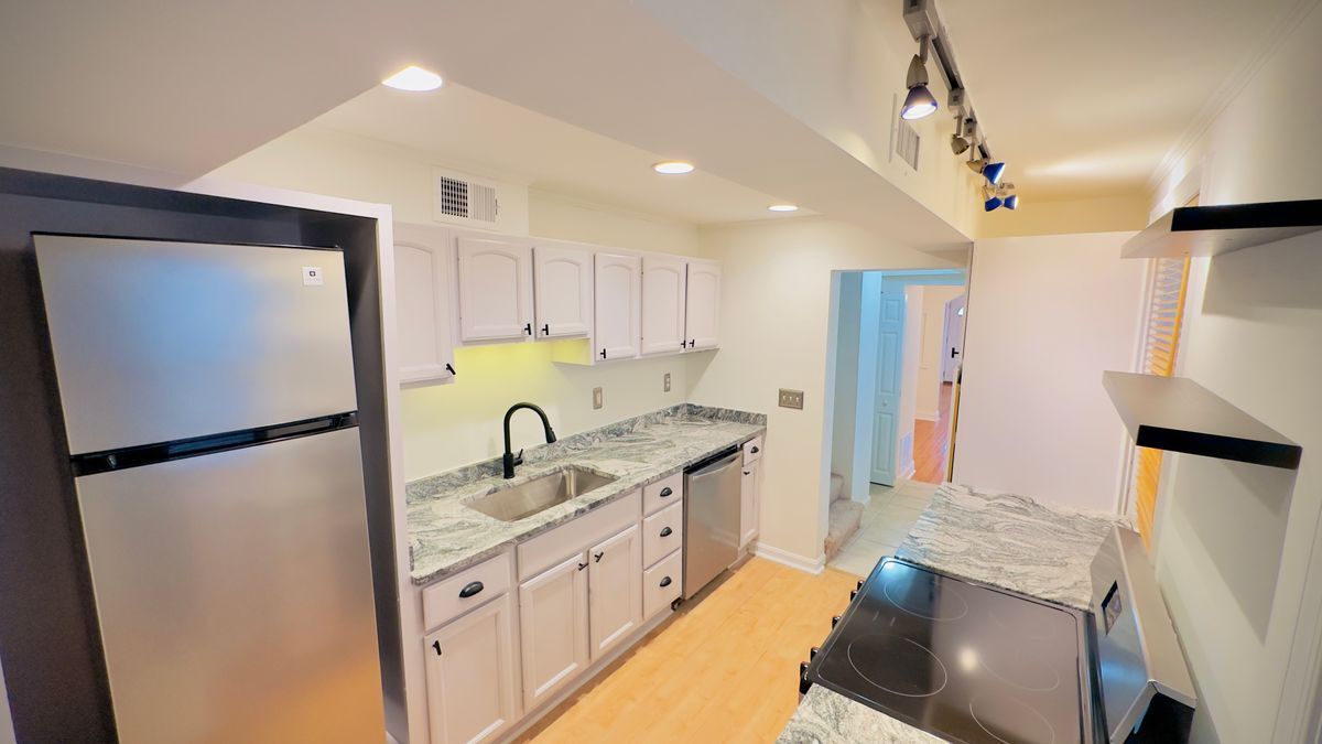 Building Photo - 2234 Fleet St