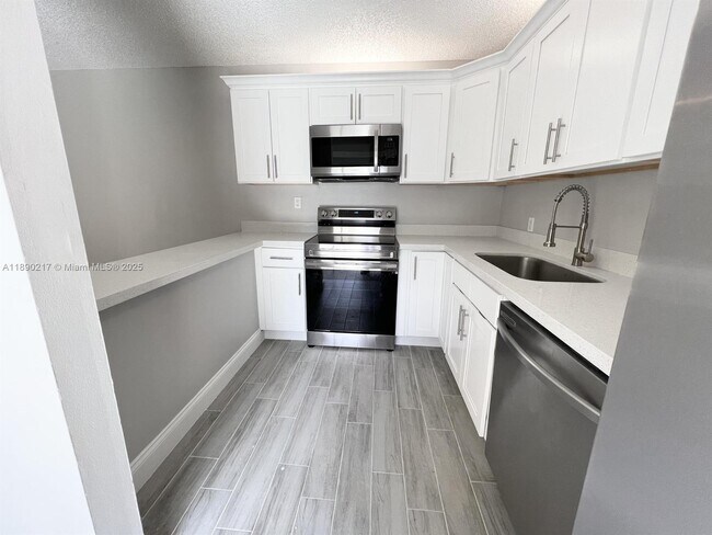 Building Photo - 1415 14th Ct