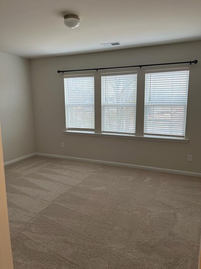 Building Photo - Townhome with 3BR/2.5BA Garage Located in ...