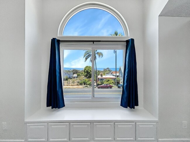 Building Photo - Stunning 2BD/2BA Condo in University Heigh...