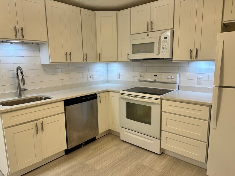 granite kitchen, with an accent light - 624 Hyde Park Ave