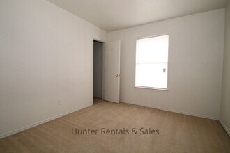 Building Photo - Spacious Duplex!