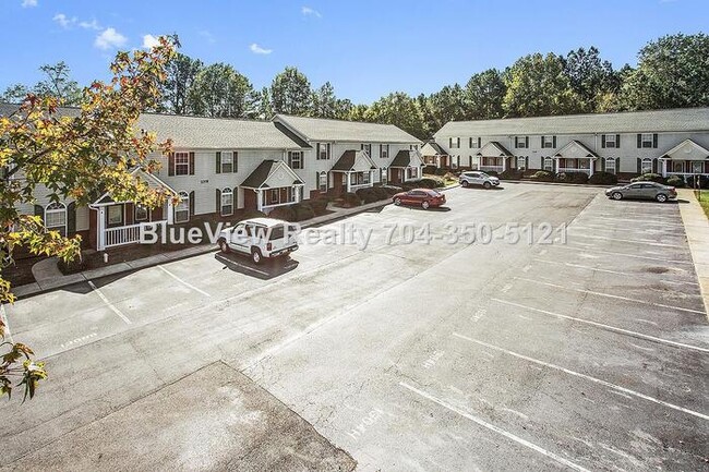 Building Photo - Beaufiful Townhouse 2 bed 1.5 bath in Monroe