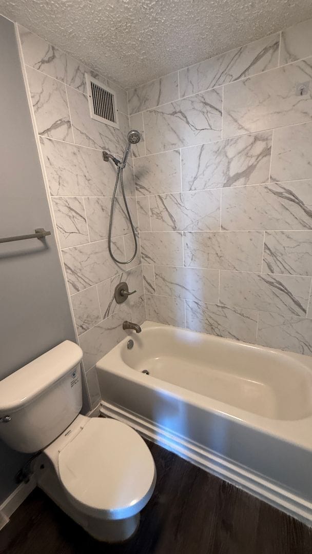 Building Photo - Modern 2-Bedroom Unit with Large Lanai – Prime Waikiki Location