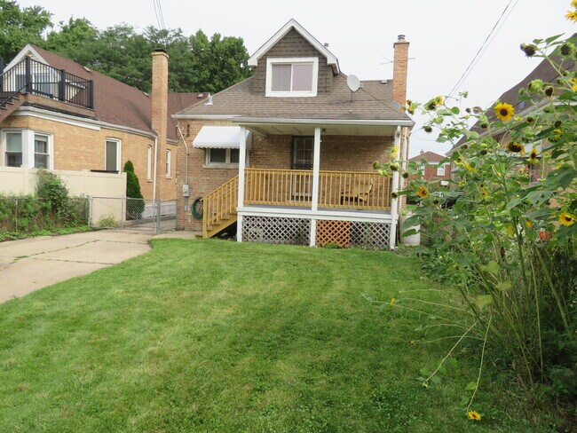 Building Photo - 6957 W Fletcher St
