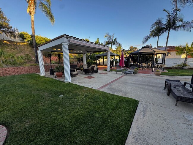 Building Photo - Custom Estate