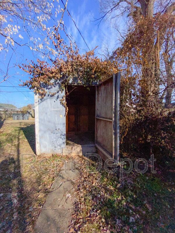 Building Photo - 1328 E Illinois St