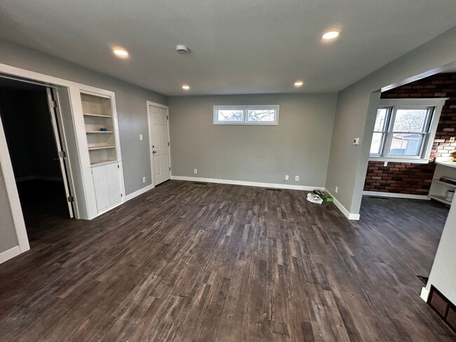 Building Photo - 1946 St Lawrence Ave