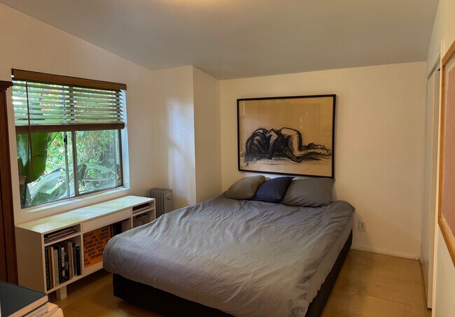 Building Photo - 3633 Mountain View Ave