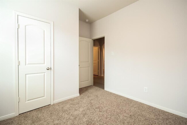 Building Photo - 25314 Shadowdale Dr