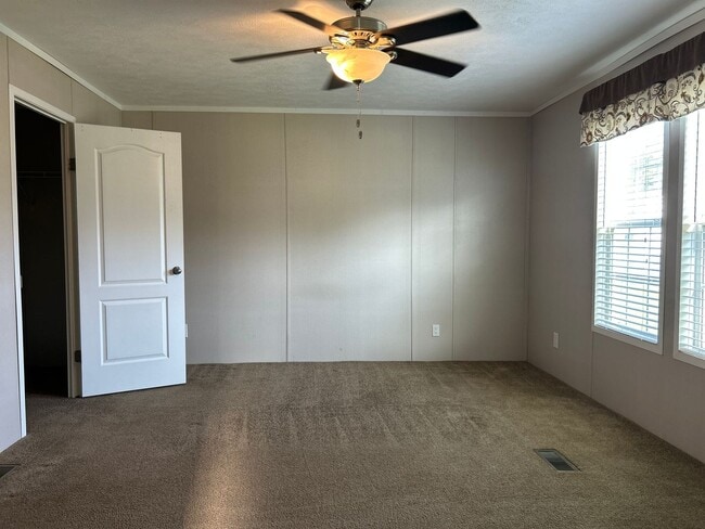 Building Photo - Move in Ready - 2 Bedroom/2 Bath