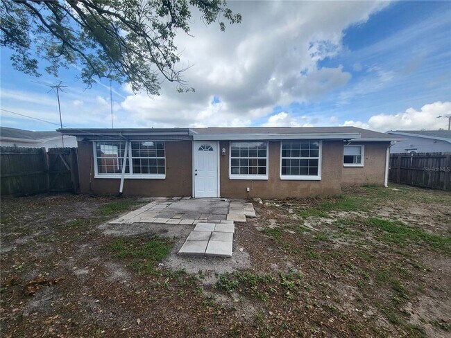 Building Photo - 3136 Huntington Rd
