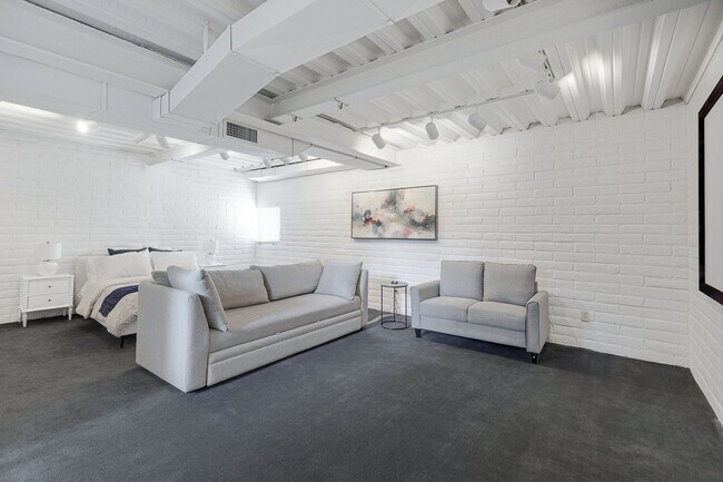 Building Photo - Mid-century modern home in Arcadia with pr...