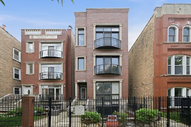 Building Photo - Beautiful and Spacious 2 bedroom, 2 Bathroom Located