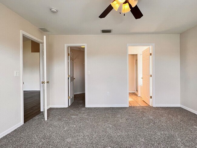 Building Photo - Spacious Three-Bedroom Home in Savannah Estates