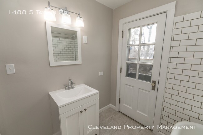 Building Photo - Charming 3 Bedroom Home