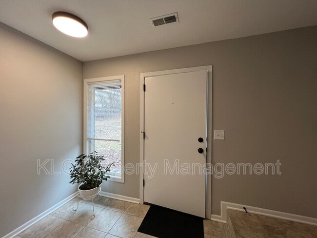 Building Photo - 3805 Maquoketa Dr