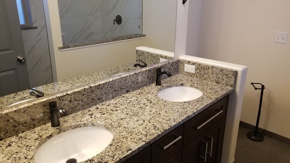 Building Photo - 1412 W Lakeside Dr