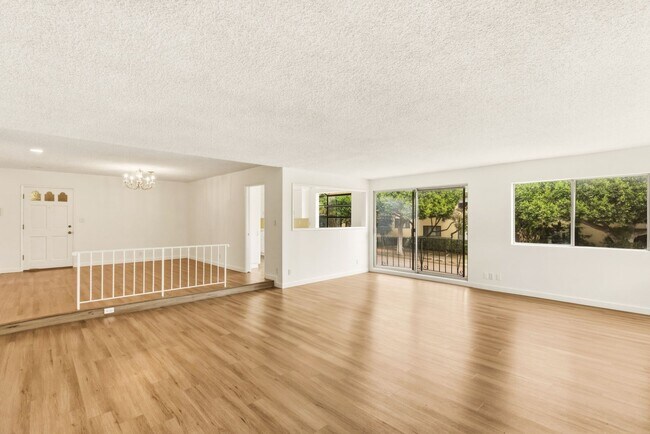 Building Photo - HUGE 2 bed 2 bath in Prime Santa Monica!