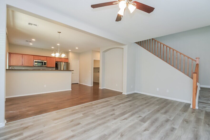 Building Photo - 899 S Pheasant Dr