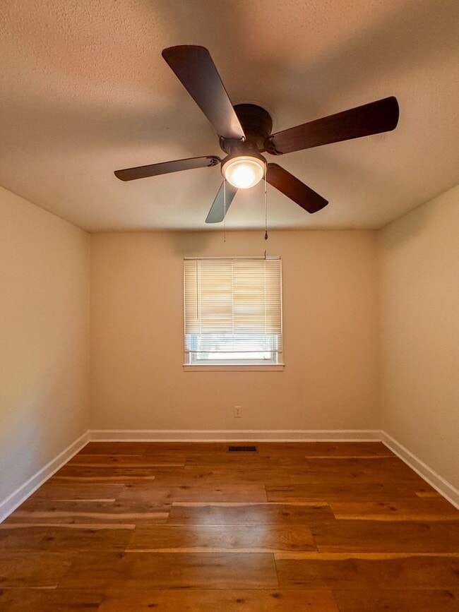 Building Photo - Spacious 4 Bed 2.5 bath Home Close to Fort Bragg