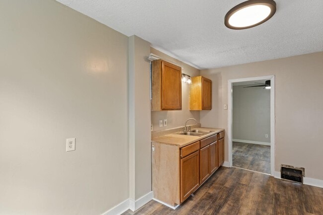 Building Photo - 1114 Roslyn Ave