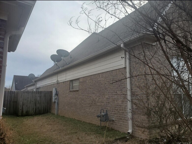 Building Photo - 7899 Rushmeade Cir N