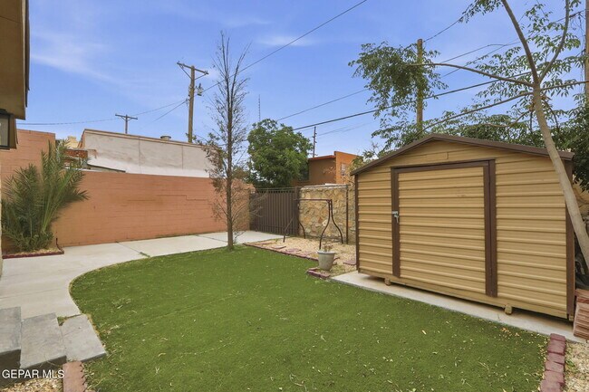 Building Photo - 1310 E San Antonio Ave
