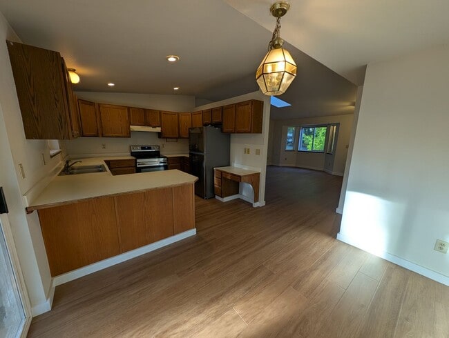 Building Photo - Manchester 3 Bedroom. Available NOW!!