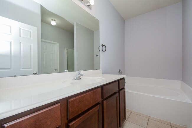 Building Photo - 30915 W Lost Creek Blvd