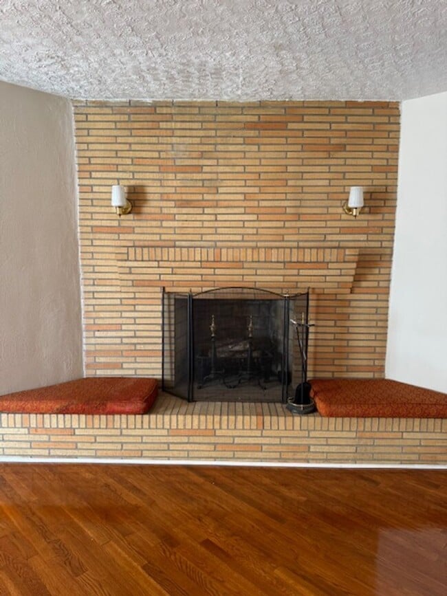 Building Photo - Spacious Brick Rancher