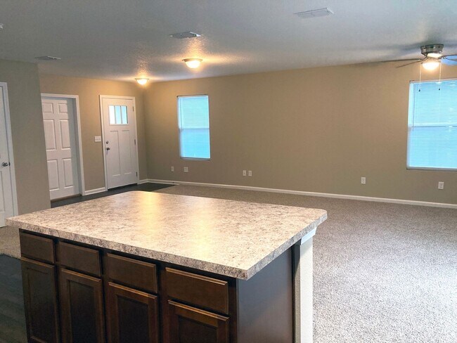 Building Photo - Roomy 3BR Home in NW Jacksonville – 2.5 Ba...