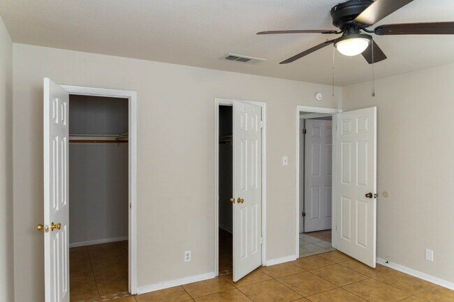 Building Photo - 2402 Lazy Ridge Dr