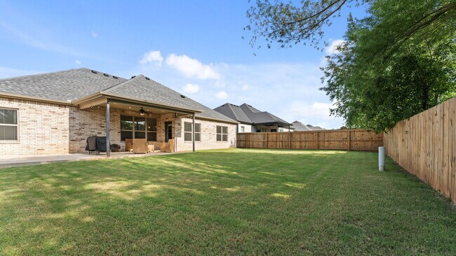 Building Photo - Spacious 4-Bedroom Gem