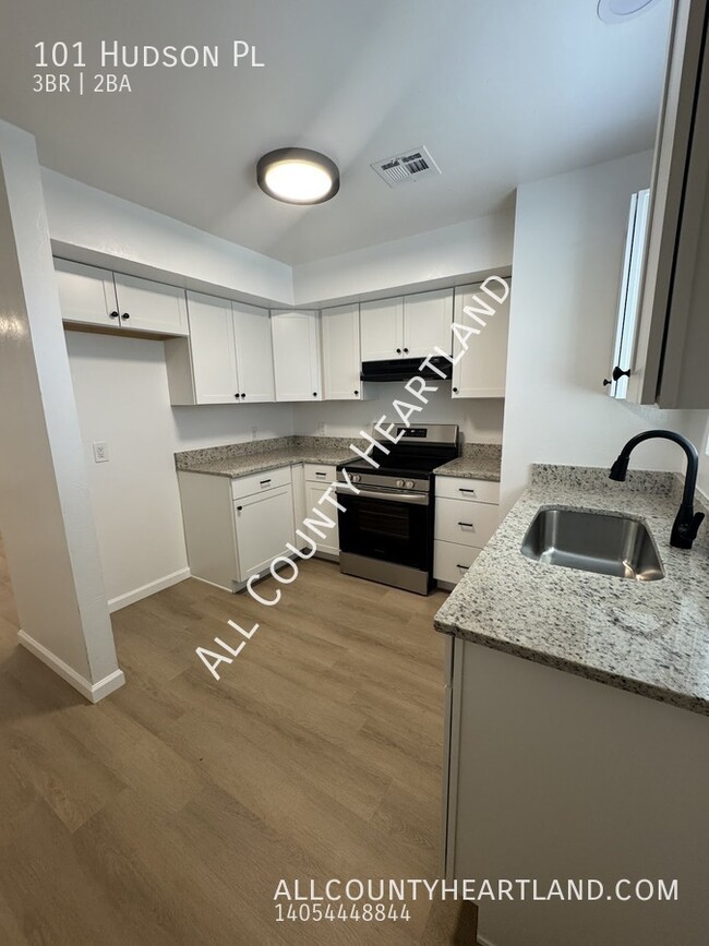 Building Photo - MOVE IN SPECIAL! Updated 3 bed 2 bath in M...