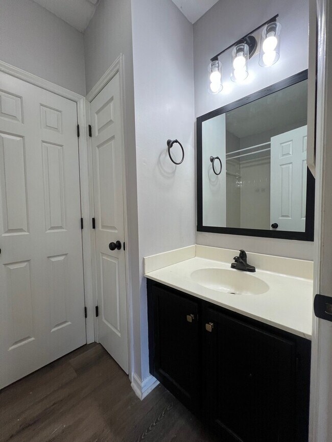 Building Photo - Charming 2-Bedroom in a Highly Sought-Afte...
