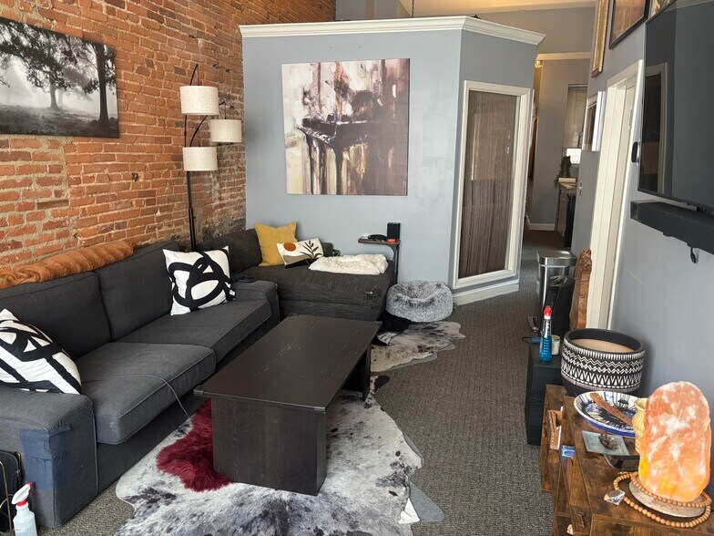 Sun-drenched living room - 1412 Light St