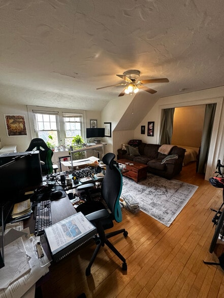 Building Photo - 1700 E Chateau Pl