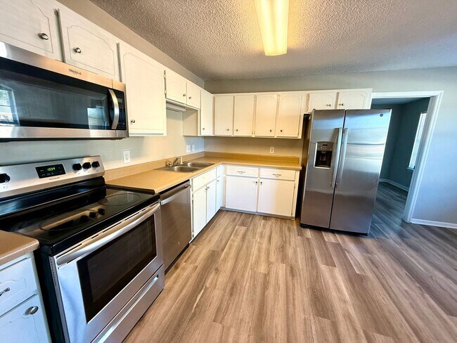 Building Photo - Spacious corner lot with a private backyard- Available 4/10!!